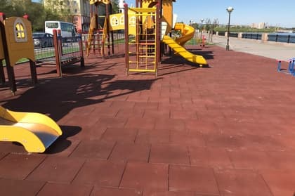 Покрытие для детских площадок из резиновой плитки
