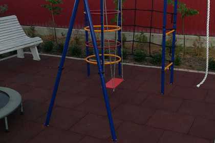 Покрытие для детских площадок из резиновой плитки